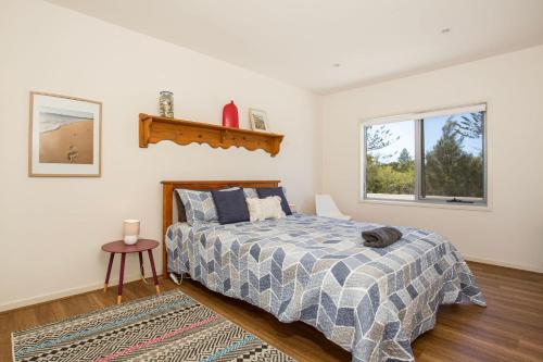 - une chambre avec un lit et 2 fenêtres dans l'établissement Thalassa I Pet Friendly I 2 Mins Walk to Beach, à Culburra Beach