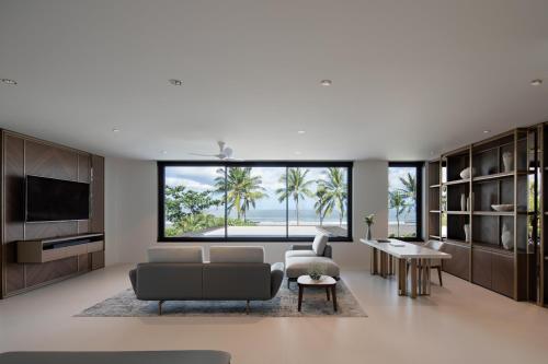 - un salon avec vue sur l'océan dans l'établissement Saba Estate Luxury Villa Bali, à Saba