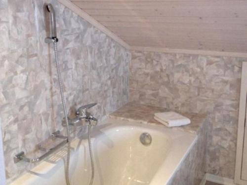 Das Bad ist mit einer Dusche und einer Badewanne ausgestattet. in der Unterkunft Helvetia Heinemann 4 Bett Wohnung in Mürren