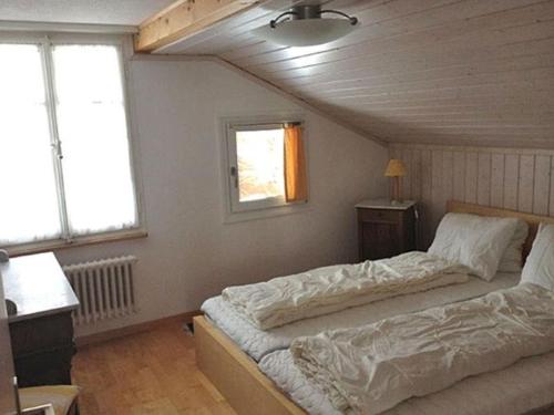 1 Schlafzimmer mit 2 Betten und einem Fenster in der Unterkunft Helvetia Heinemann 4 Bett Wohnung in Mürren