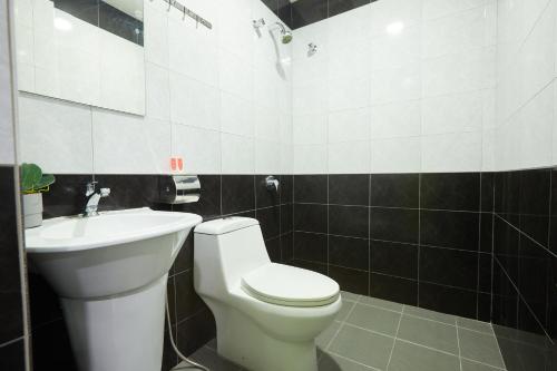 a bathroom with a toilet and a sink at SY JERANTUT HOTEL in Jerantut