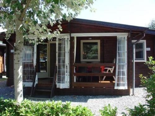 Gemütliches Chalet mit eigener Veranda, auf einem Campingplatz am Lugano See