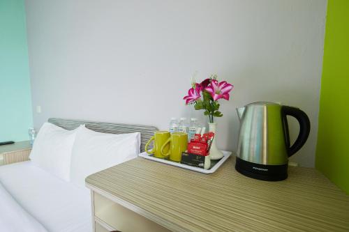 a table with a coffee maker and drinks on a bed at SY JERANTUT HOTEL in Jerantut