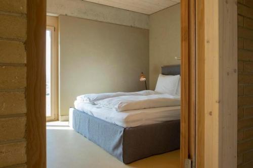 1 dormitorio con cama y ventana en Gästehaus mit See- und Weitblick, en Bellerive