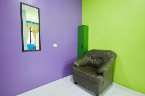 a leather chair in a room with a mirror at SY JERANTUT HOTEL in Jerantut