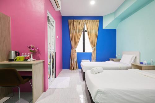 a hotel room with two beds and a window at SY JERANTUT HOTEL in Jerantut