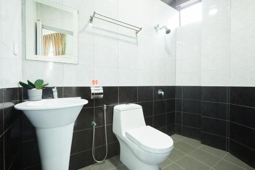 a bathroom with a toilet and a sink at SY JERANTUT HOTEL in Jerantut