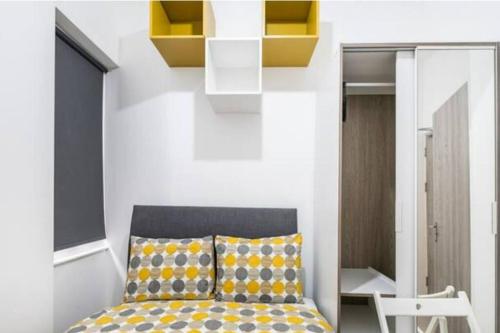 een slaapkamer met een bed met een geel en wit kussen bij Victorian Functional Accommodation 5Min Walk From Tufnell Park in Londen