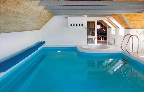 una piscina con vasca al centro di Beautiful Home In Ringkøbing With Sauna a Klegod