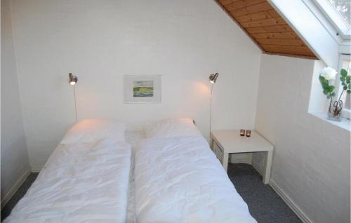 Klegodにある4 Bedroom Pet Friendly Home In Ringkbingの白いベッドルーム(ベッド1台、テーブル付)