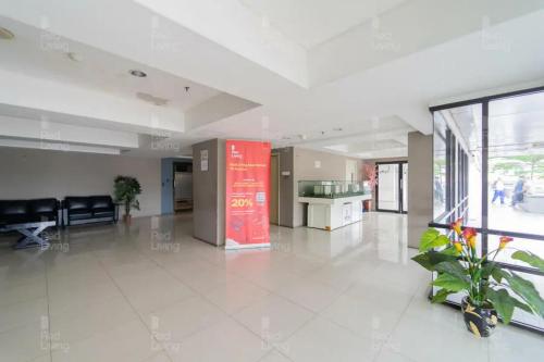 um quarto grande com um grande piso de azulejo branco em RedLiving Apartemen 19 Avenue - Amanah Room em Tangerang