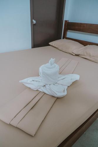 a white towel sitting on a bed at Victoria Beach House in San Vicente