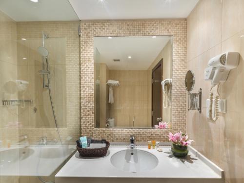 Koupelna v ubytování Al Falaj Hotel