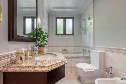 Koupelna v ubytování SOL Living - Chic 5BR Garden Villa w/Pool & Beach in Palm Jumeirah