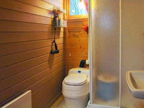 uma pequena casa de banho com WC e lavatório em Holiday home Kokelv II em Kokelv