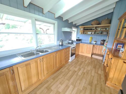 A kitchen or kitchenette at Foster - Nature Retreat - Nippards Nature Cottage