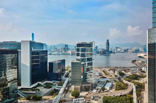 vistas a una ciudad con río y edificios en JW Marriott Hotel Hong Kong, en Hong Kong