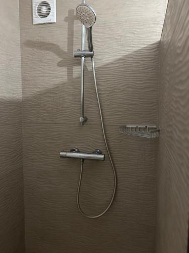een douche met een douchekop in de badkamer bij Duplex haut standing à 5min de la plage2 in Agadir