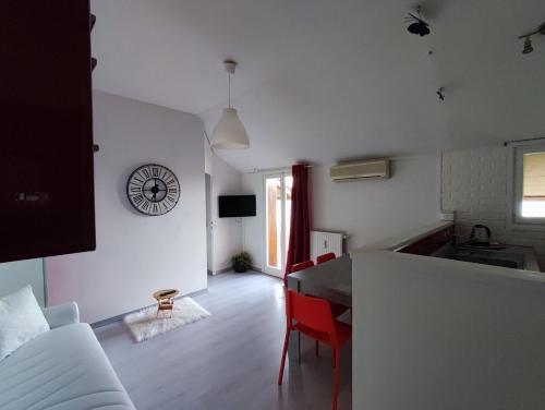 cocina y sala de estar con mesa y sillas. en Sirmione Sunrise Lake View en Sirmione