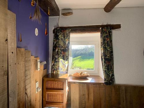um quarto com uma janela e uma mesa com uma tigela em Gîte La Valette d'Aurore - animaux bienvenus 