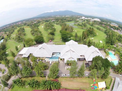 una vista aerea di una casa con un grande edificio di Cinta Sayang Resort a Sungai Petani