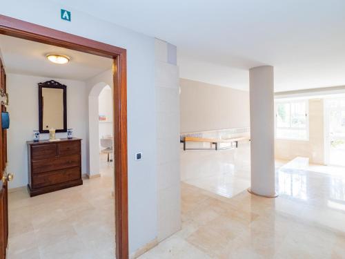 sala de estar con espejo y puerta de madera en Cubo's Beach & Golf Marbella, en Marbella