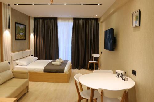 古道里的住宿－New Gudauri F4，酒店客房配有一张床铺和一张桌子。