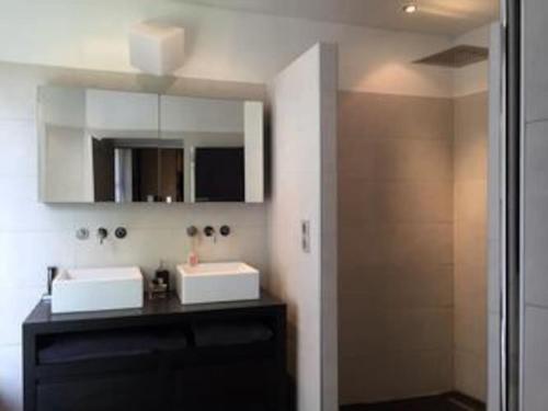 a bathroom with two sinks and a shower at Belle maison dans un village de charme in Moisson