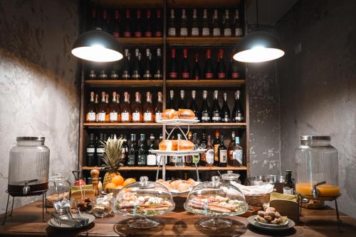 una mesa con algo de comida y botellas de vino en Basilio 55 Rome, en Roma