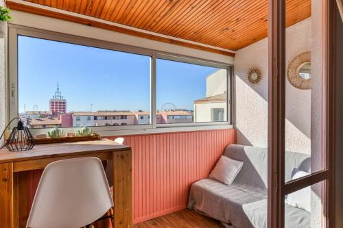 Cette petite chambre dispose d'un bureau et d'une fenêtre. dans l'établissement Locapdagde Plume de Maya Plage Môle Wifi Clim Ménage incl, au Cap d'Agde