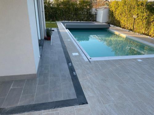 a swimming pool next to a house at Villa Nigró in Siracusa