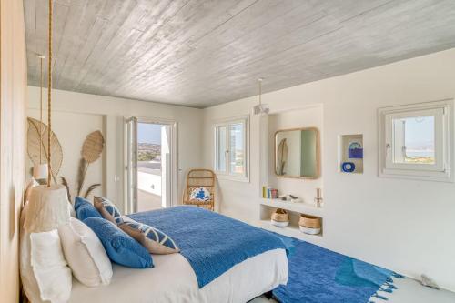 une chambre avec un grand lit avec des oreillers bleus dans l'établissement Villa Lámpsi - Spacious & modern, à Isterni