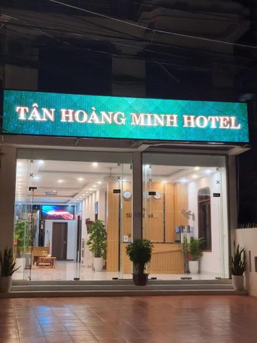 Tan Hoang Minh Hotelに飾ってある許可証、賞状、看板またはその他の書類