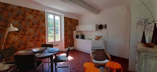 Puimoisson的住宿－Domaine Saint Bonnet，一间厨房,里面配有桌椅