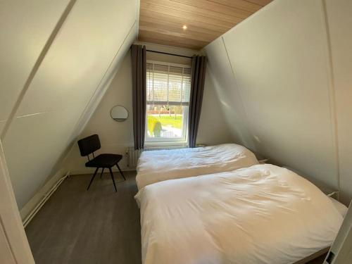 斯哈倫代克的住宿－Achthoek 49, Nieuw ingericht vrijstaand vakantiehuis op 845m2，小型客房 - 带2张床和窗户