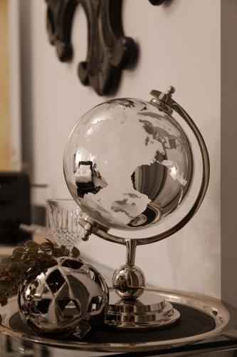 a silver globe on a table with a plate at Residenza di Fedralia in Nafplio