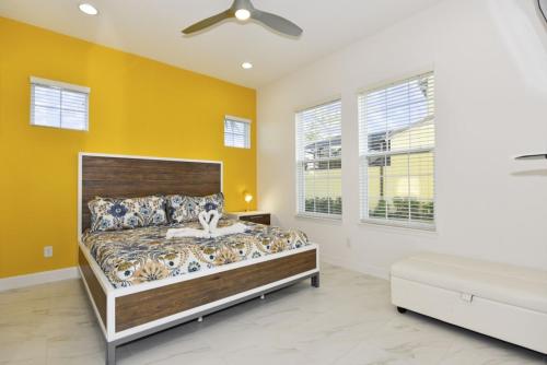 - une chambre avec un lit et un mur jaune dans l'établissement Festival Resort - 5 Bed 5,5 Baths TOWNHOME, à Davenport