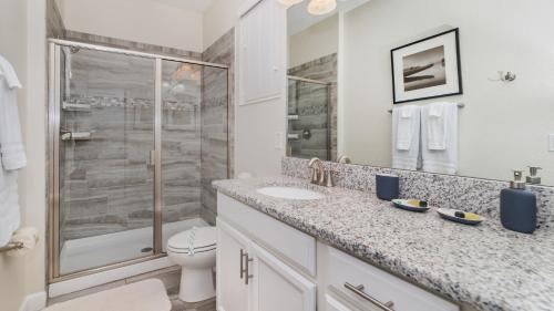 y baño con ducha, lavabo y aseo. en Storey Lake Resort - 5 Bed 5 Baths VILLA, en Kissimmee
