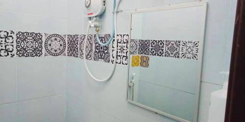 A bathroom at Niks Homestay Kok Lanas