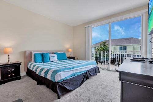 een slaapkamer met een bed en een groot raam bij Serenity - 3 Bed 3 Baths TOWNHOME in Orlando
