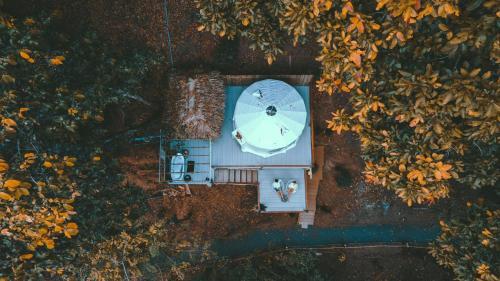 an overhead view of a building with an umbrella at เดอะริเวอร์ แม่กำปอง The River Maekampong Chiang Mai in Ban Pok Nai