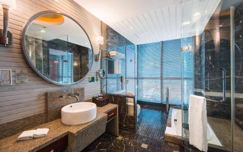 y baño con lavabo y ducha. en Empark Grand Hotel Kunming, en Kunming