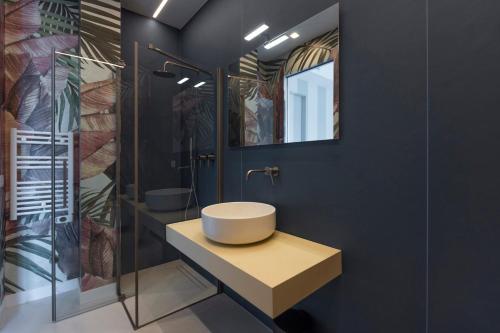 ein Bad mit einem Waschbecken und einem Spiegel in der Unterkunft B&B PeRnotti in Bari