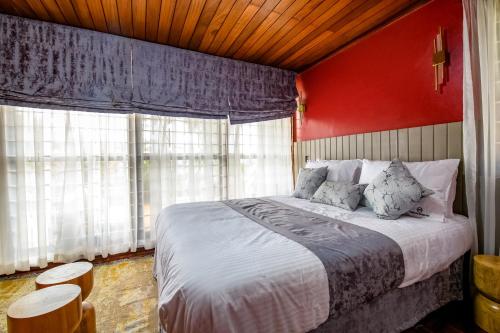 Ein Bett oder Betten in einem Zimmer der Unterkunft Pangolin Nest Boutique Hotel