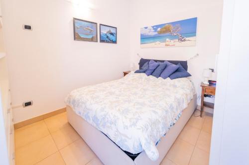 1 dormitorio con 1 cama en una habitación blanca en 113 - Casa Le Terrazze in centro 100 metri Mare Spiaggia, BOX AUTO GRATIS, en Sestri Levante
