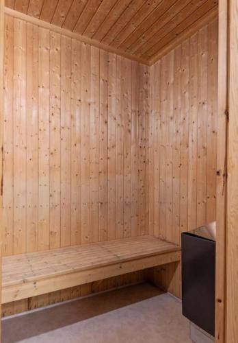 una sauna de madera con TV en una habitación en Trysil - Ski in/out, en Trysil