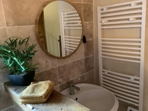 Ein Badezimmer in der Unterkunft Gîte vallée magique Panissaud