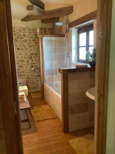 Ein Badezimmer in der Unterkunft Gîte vallée magique Panissaud