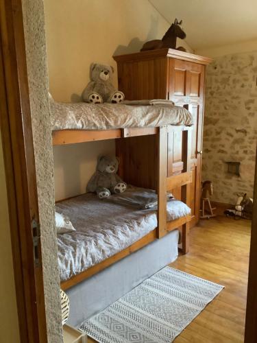 ein Etagenbett mit Teddybären auf der unteren Koje in der Unterkunft Gîte vallée magique Panissaud in Le Grand-Madieu