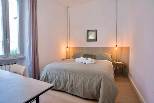 Un dormitorio con una cama con dos toallas encima. en RELAIS DEI GOTI, en Roma